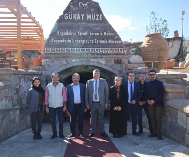 Belediye Başkanımız Sayın Mustafa Kenan Sarıtaş, Çevre, Şehircilik ve İklim Değişikliği Bakanlığı Türkiye Çevre Ajansı ve Sıfır Atık Yönetim Direktörü Sayın Tuğrul Çamaş'ı, Çevre, Şehircilik ve İklim Değişikliği İl Müdürü Sayın Yasemin Demirörs ile b