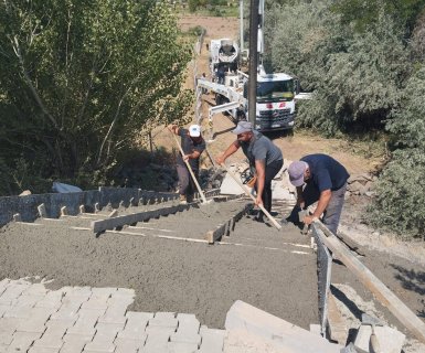 Çevre Yolu Köprüsü'nden Kızılırmak Kenarına Bağlantı Sağlayacak Yürüyüş Yolu ve Merdiven Çalışmaları Devam Ediyor