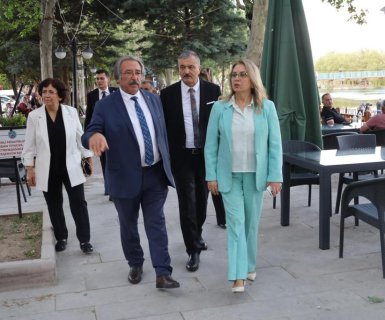 Milletvekilimiz Sayın Prof. Dr. Filiz Kılıç ve Belediye Başkanımız Sayın Mustafa Kenan Sarıtaş, sosyal tesislerde bulunan vatandaşlarımızla da sohbet ettiler ardından sosyal tesislerde devam eden çalışmaları incelediler.