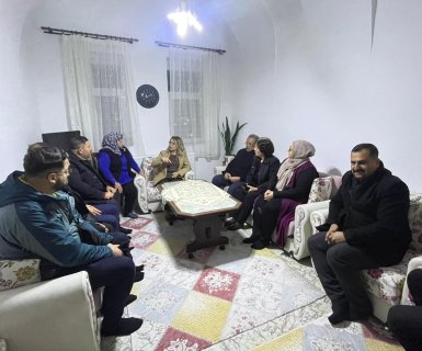 TBMM MHP Grup Başkan Vekili ve Nevşehir Milletvekilimiz Sayın Prof. Dr. Filiz Kılıç, Belediye Başkanımız Sayın Mustafa Kenan Sarıtaş ve MHP Parti Teşkilatı, MHP Avanos Kadın Kolları Başkanı Sayın Ayşe Azizoğlu’nu evinde ziyaret ettiler.