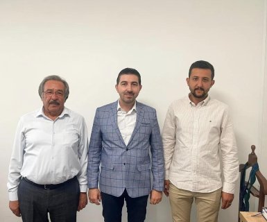 Belediye Başkanımız Mustafa Kenan Sarıtaş, Çevre, Şehircilik ve İklim Değişikliği Bakanlığı AB Yatırımları Daire Başkanlığı ve İdari İşler ve Tanıtım Daire Başkanlığı görevine getirilen Hemşehrimiz Metin Sakınç'ı yeni görevi nedeniyle makamında ziyaret et