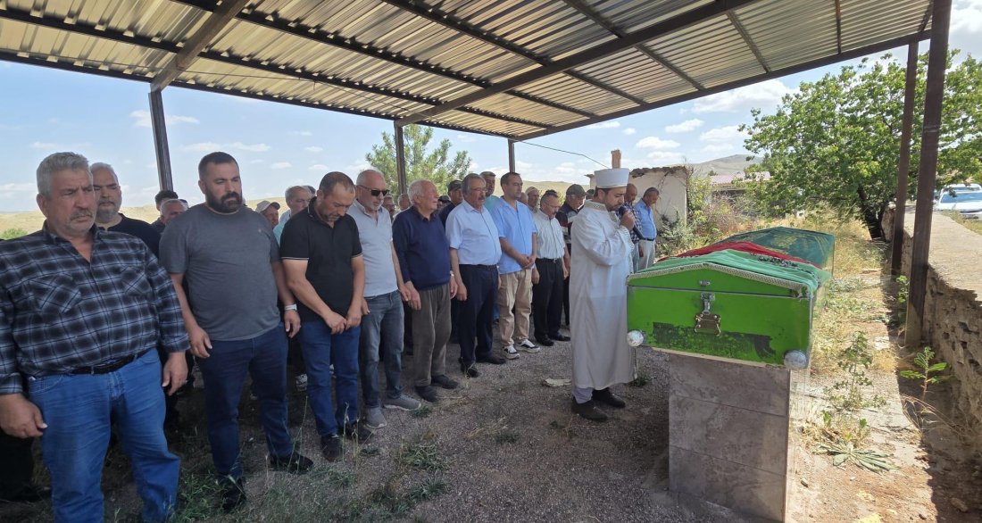 Belediye Başkanımız Sayın Mustafa Kenan Sarıtaş, Büyük Ayhan Köyü’nde merhume Selin Paçal Dölek’in cenaze merasimine katıldı.