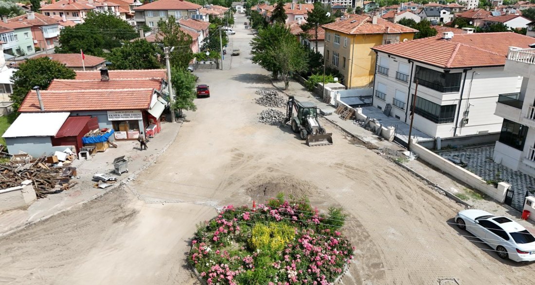 EKONOMİK ÖMRÜNÜ TAMAMLAMIŞ YOLLARIMIZDA KİLİT PARKE YENİLEME ÇALIŞMALARI SÜRÜYOR