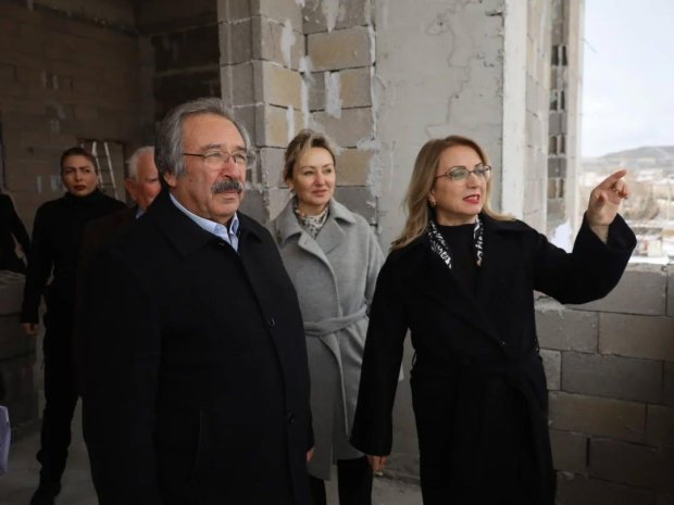 TBMM MHP Grup Başkanvekili ve Nevşehir Milletvekilimiz Sn. Prof. Dr. Filiz Kılıç ile Belediye Başkanımız Sn. Mustafa Kenan Sarıtaş, ilçemizde yapımı devam eden yeni hükümet konağı binasının inşaat ve şantiyesini ziyaret ettiler.