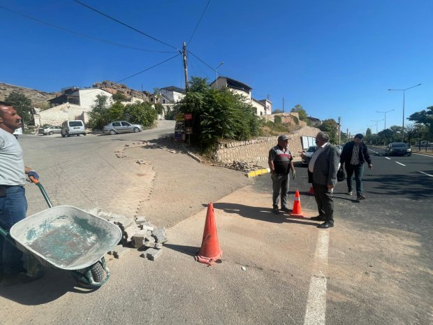 Belediye Başkanımız Sayın Mustafa Kenan Sarıtaş, ilçemiz Yukarı Mahalle’de devam eden kilit parke yol ve bordür çalışmalarını sahada yerinde inceleyerek yürütülen çalışmaları bizzat kontrol etti.