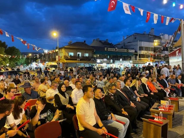 15 Temmuz Demokrasi ve Milli Birlik Günü anma programı Cumhuriyet Meydanında büyük bir coşkuyla gerçekleştirildi.