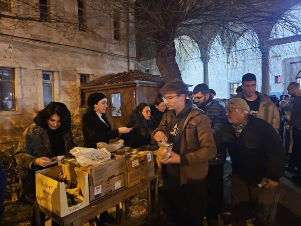 Miraç Kandili dolayısıyla vatandaşlarımıza helva ikram edildi.