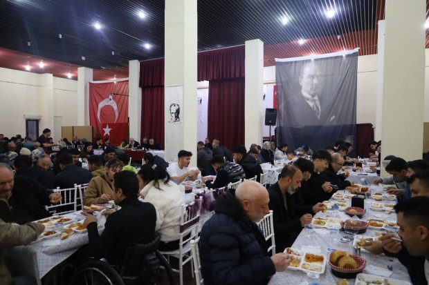 Belediyemiz tarafından düzenlenen geleneksel iftar yemeği, yoğun katılımla devam ediyor.
