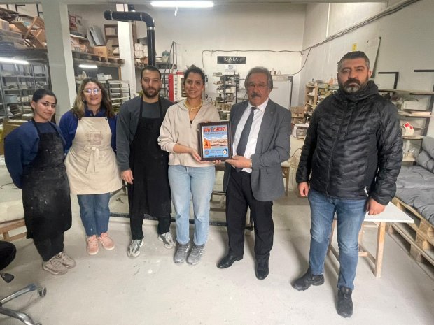 Belediye Başkanımız Sayın Mustafa Kenan Sarıtaş, Türkiye Odalar ve Borsalar Birliği tarafından düzenlenen Türkiye’nin Girişimci Kadın Gücü Yarışması’nda seramik alanında Türkiye birinciliğini kazanan Sayın Hazal Ünsal Coruk'u ve eşi Sayın Erkut Coruk