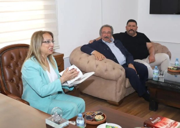 Belediye Başkanımız, Nevşehir Milletvekilimiz ve MHP Grup Başkan Vekili Prof. Dr. Filiz Kılıç ile birlikte Avanos Kaymakamımız Osman Bilici'yi ziyaret etti.