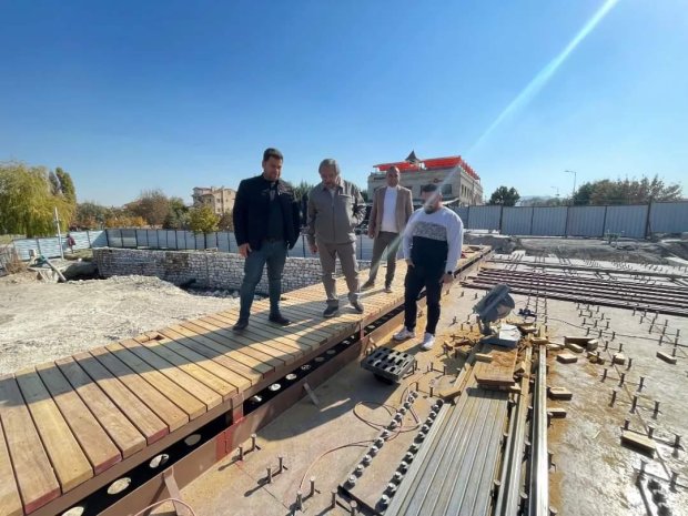 Belediye Başkanımız Mustafa Kenan Sarıtaş, tadilat çalışması hızlı bir şekilde devam eden Tarihi Taş Köprümüzde kaldırım ahşap kaplama ve beton çalışmalarını yerinde inceledi.
