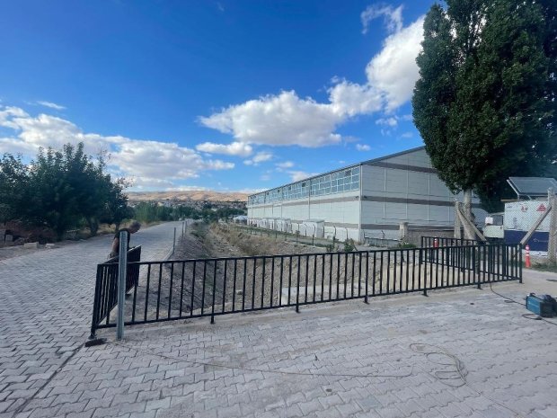 Belediye Başkanımız Sayın Mustafa Kenan Sarıtaş, İlçe Gençlik ve Spor Müdürlüğü yanında bulunan menfez üzerinde gerçekleştirilen demir korkuluk montaj çalışmalarını yerinde inceledi.