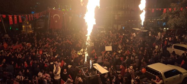 Cumhuriyet coşkusu meydanda yakılan sin sin ateşi ve çalınan marşlarla doyasıya kutlandı.