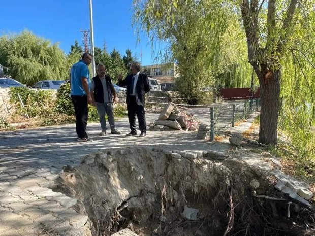 Belediye Başkanımız Kızılırmak nehri içinden geçen içme suyu boru hattında meydana gelen arızanın giderilmesi için yürütülen çalışmayı inceledi.