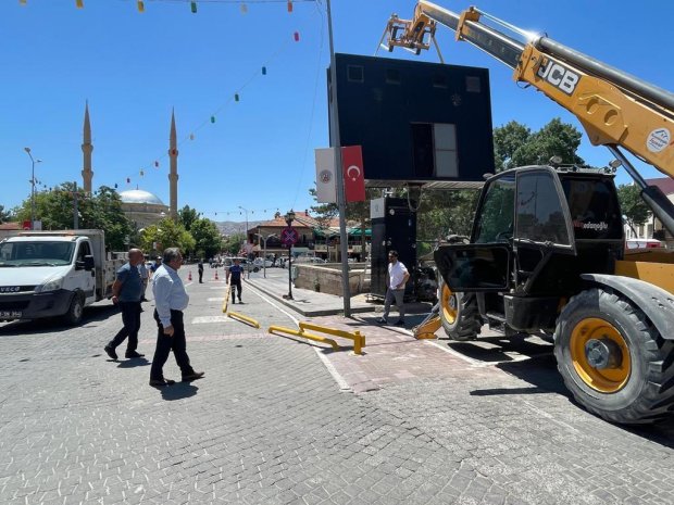 Çarşı Meydanındaki Ekonomik Ömrünü Dolduran Arızalı LED Dev Ekran Panel Sökülerek Görüntü Kirliliği Ortadan Kaldırıldı