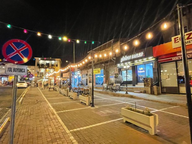 Belediye Başkanımız Sayın Mustafa Kenan Sarıtaş, Sayın İlker Tuncay Fırat ile birlikte, çarşı bölgesinin estetik bütünlüğüyle uyumlu şekilde projelendirilen yeni aydınlatma sistemlerini yerinde inceledi.