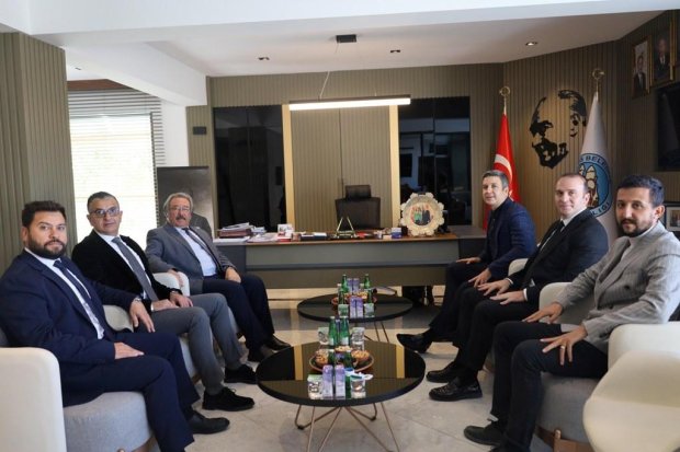 Kapadokya Alan Başkanımız Sayın Cem Aslanbay, Teknik Başkan Yardımcısı Sayın Lütfü Bilgin ve İdari Başkan Yardımcısı Sayın Dr. Hasan Şanlı, Belediye Başkanımız Sayın Mustafa Kenan Sarıtaş’a ziyarette bulundu.