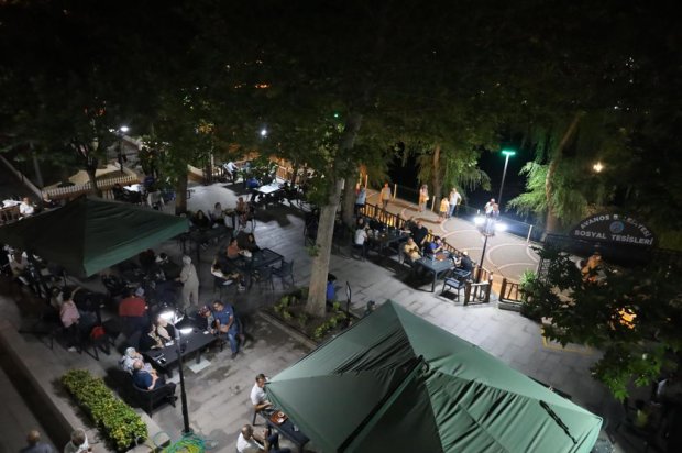 Belediyemiz Sosyal Tesislerinde Canlı Müzik Performansları ile Kızılırmak kıyısında yaz akşamları, canlı müzik eşliğinde daha da güzelleşiyor.