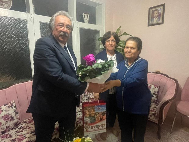 Belediye Başkanımız Sayın Mustafa Kenan Sarıtaş, kıymetli eşi Sayın Cahide Sarıtaş Hanımefendi ile birlikte 24 Kasım Öğretmenler Günü dolayısıyla ilçemizin eğitim hayatına yıllarca emek vermiş, emekli öğretmenlerimizi ziyaret etti.