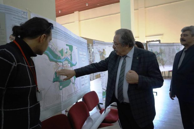 Belediye Başkanımız Sn. Mustafa Kenan Sarıtaş, Gazi Üniversitesi Şehir ve Bölge Planlama Bölümü öğrencilerinin tasarım olarak 2040 yılı için Avanos’u planlama çalışmalarını içeren atölye sergisini ziyaret etti.