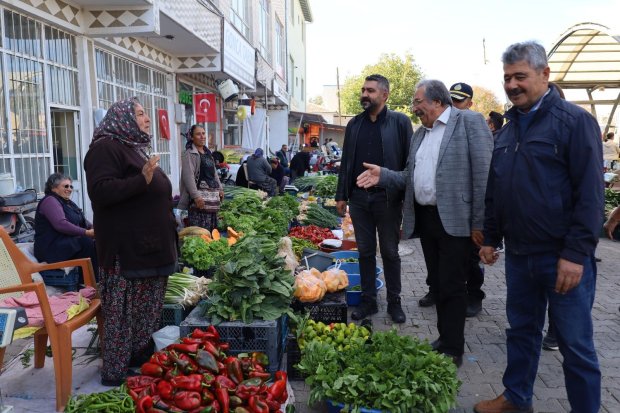 Belediye Başkanımız Sayın Mustafa Kenan Sarıtaş, Cuma günü pazaryerini ziyaret ederek esnaflarımızla ve hemşehrilerimizle tek tek sohbet etti.