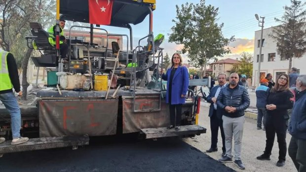 MHP TBMM Grup Başkanvekili, Nevşehir Milletvekilimiz Prof.Dr Filiz Kılıç ve Belediye Başkanımız Mustafa Kenan Sarıtaş Kapadokya Caddesinde devam eden sıcak asfalt yol yapım çalışmasını yerinde inceleyip çalışan işçilere tatlı ikram ettiler.