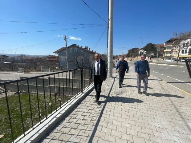Belediye Başkanımız Sn. Mustafa Kenan Sarıtaş, İnönü caddesi ilerisinden başlayarak Ahmet Ergün İlköğretim Okuluna kadar olan alanda belediyemiz tarafından yaptırılan korkulukların montaj çalışmalarını inceledi.