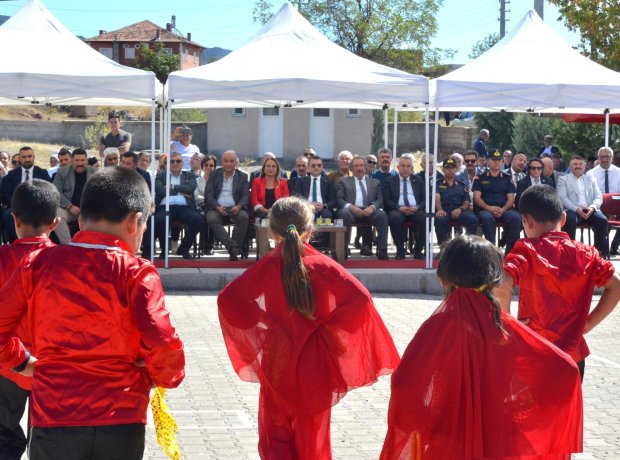 MHP Grup Başkanvekili ve Nevşehir Milletvekilimiz Prof. Dr. Filiz Kılıç, Avanos Kaymakamı Osman Bilici ve Belediye Başkanımız Mustafa Kenan Sarıtaş Ayhanlar İlkokulu tarafından hazırlanan 2024-2025 Eğitim - Öğretim Yılı Okul heyecanı kutlama programı ve A