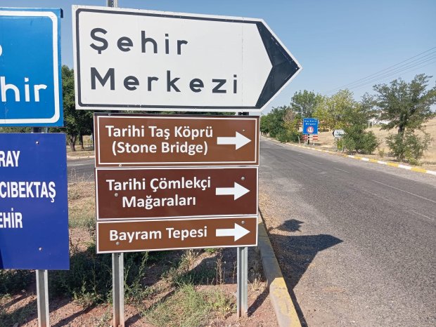 Tarihi ve Kültürel Değerlerimizi Gösteren Yön Tabelaları İlçemizin Girişlerine Yerleştirildi