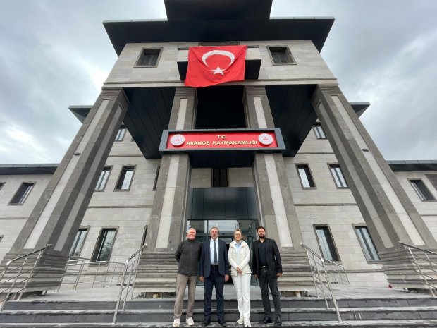Belediye Başkanımız Sayın Mustafa Kenan Sarıtaş, yapım çalışmaları devam eden yeni Hükümet Konağı’nı ziyaret ederek müteahhit firma yetkilisi Sayın Mimar Yeliz Akyürek’ten çalışmalar hakkında detaylı bilgi aldı.