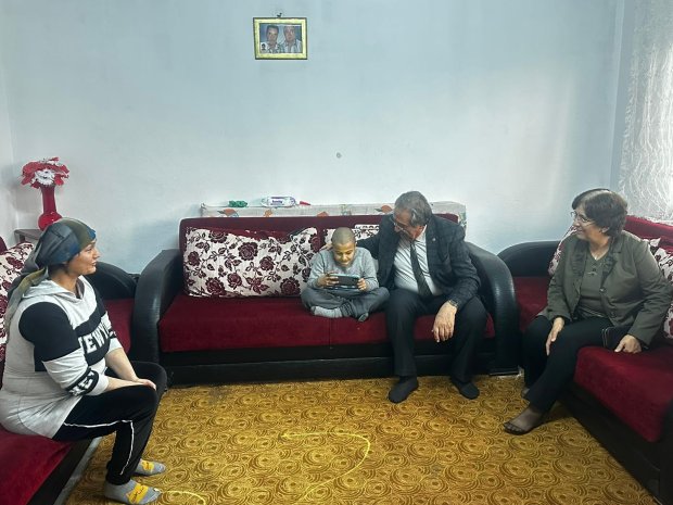 Belediye Başkanımız Sayın Mustafa Kenan Sarıtaş ve kıymetli eşi Sayın Cahide Sarıtaş Hanımefendi, 3 Aralık Dünya Engelliler Günü dolayısıyla ilçemizde ikamet eden engelli vatandaşlarımızı ve ailelerini ziyaret etti.