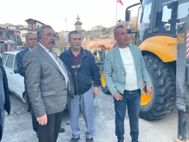 Belediye Başkanımız Mustafa Kenan Sarıtaş çelik konstrüksiyon montaj çalışmaları bugün sona eren Tarihi Taş Köprü’müzde devam eden çalışmaları inceleyip, vatandaşlarımızla sohbet etti.