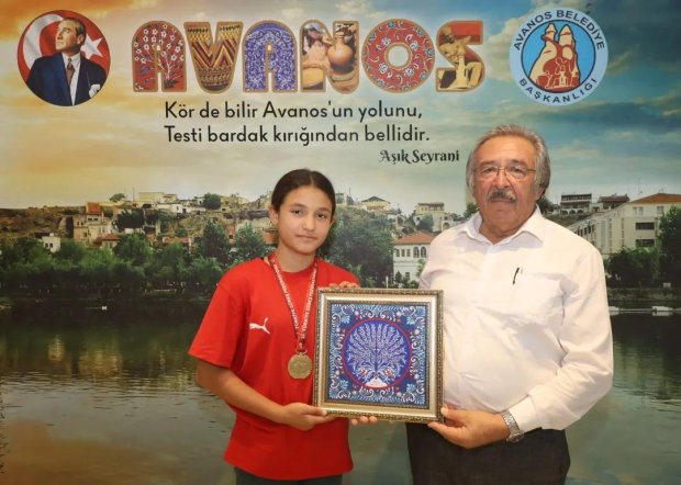 54 Kg’da Türkiye Şampiyonu olan Nevşehirli Güreşçimiz Buğlem Kılıç, Babası İbrahim Kılıç ile birlikte Belediye Başkanımız Mustafa Kenan Sarıtaş'ı ziyaret etti.