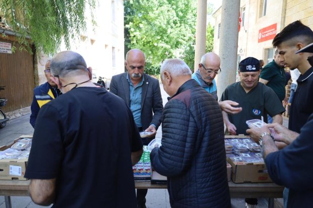 Belediye Başkanımız Sayın Mustafa Kenan Sarıtaş'ın Ahilik Haftası dolayısıyla, belediyemiz aşevinde hazırlattığı helvalar Şehit Şevket Tekin Merkez Camii çıkışında hemşehrilerimize ikram edildi.