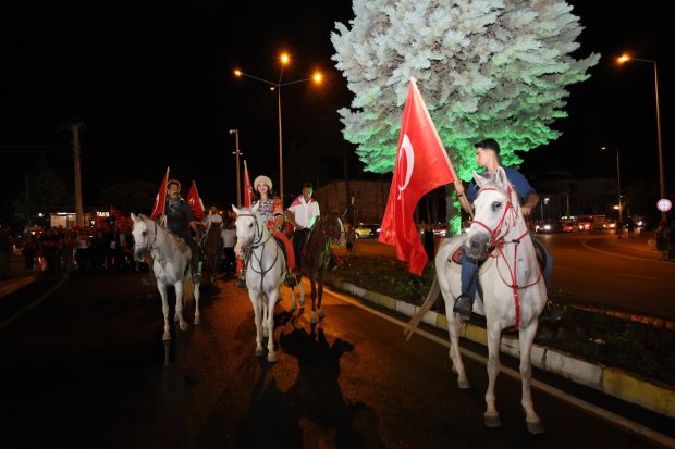 15 TEMMUZ DEMOKRASİ VE MİLLÎ BİRLİK GÜNÜ, İLÇEMİZDE BÜYÜK BİR COŞKU VE ANLAM YÜKLÜ BİR PROGRAMLA ANILDI