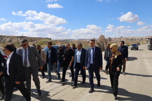 Çevre, Şehircilik ve İklim Değişikliği Bakanlığı Türkiye Çevre Ajansı ve Sıfır Atık Yönetim Direktörü Sayın Tuğrul Çamaş ile birlikte Belediye Başkanımız Sayın Mustafa Kenan Sarıtaş Avanos Çavuşin ve ve Zelve Paşabağları güzergahında devam eden asfalt ve