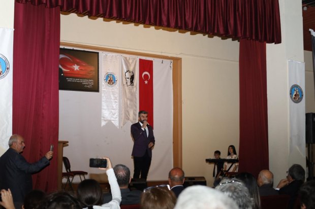 29 Ekim Cumhuriyet Bayramı kutlama etkinlikleri kapsamında, belediyemiz bünyesinde çalışmalarını sürdüren Türk Halk Müziği Korosu ve Çocuk Korosu tarafından Cumhuriyet Konseri ve Tiyatro Etkinliği gerçekleştirildi.