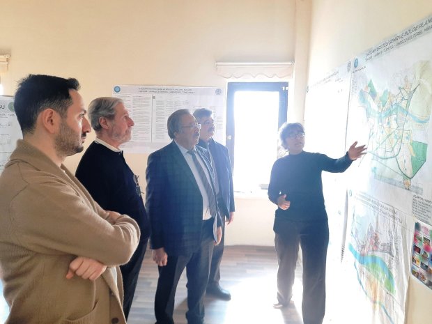 Belediye Başkanımız Sn. Mustafa Kenan Sarıtaş, Gazi Üniversitesi Şehir ve Bölge Planlama Bölümü öğrencilerinin tasarım olarak 2040 yılı için Avanos’u planlama çalışmalarını içeren atölye sergisini ziyaret etti.