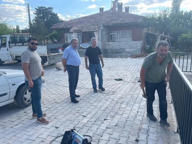 Belediye Başkanımız Sayın Mustafa Kenan Sarıtaş, İlçe Gençlik ve Spor Müdürlüğü yanında bulunan menfez üzerinde gerçekleştirilen demir korkuluk montaj çalışmalarını yerinde inceledi.