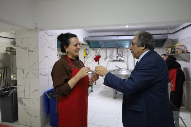 BELEDİYE BAŞKANIMIZ, KADIN PERSONELLERİMİZİN 8 MART DÜNYA KADINLAR GÜNÜNÜ KUTLADI