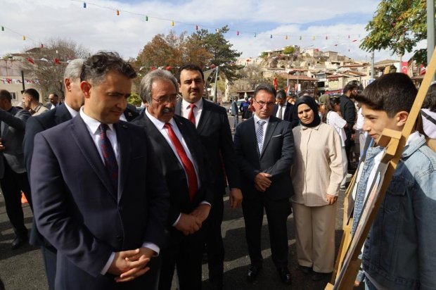 Belediye Başkanımız Sayın Mustafa Kenan Sarıtaş, Cumhuriyetimizin 102. yılı kutlamaları kapsamında düzenlenen törende, Cumhuriyet Meydanı’nda bulunan Atatürk Anıtı’na çelenk sundu.