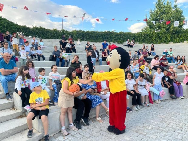 Avanos Belediyesi ve Göreme Belediyesi iş birliğinde, Kapadokya At ve Atçılık Kültür Festivali etkinlikleri kapsamında çocuklara yönelik Tiyatro oyunu düzenlendi.