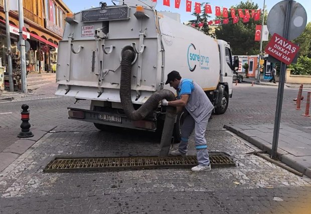 İlçemizde sel ve su taşkınlarına karşı erken önlem alarak mazgal temizlikleri yapılıyor.