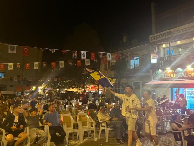 Dev ekranda maçı izleyen yüzlerce vatandaşımız, galibiyetle birlikte büyük bir coşku ve sevinç yaşadı.