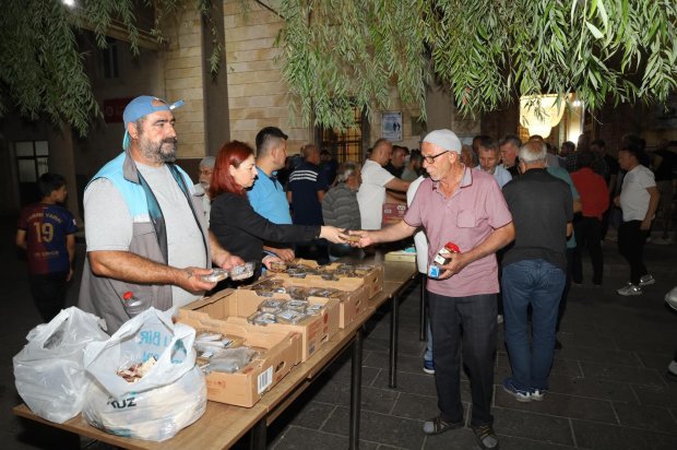 Mübarek Mevlid Kandili vesilesiyle, Belediyemiz Aşevi’nde özenle hazırlanan irmik helvaları, Avanos Şehit Şevket Tekin Merkez Camii’nde hemşehrilerimize ikram edildi.