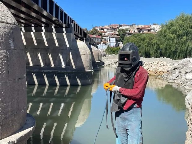 Belediye Başkanımız Mustafa Kenan Sarıtaş, Tarihi Taş Köprümüzdeki çalışmaları yerinde incelemeye devam ediyor.