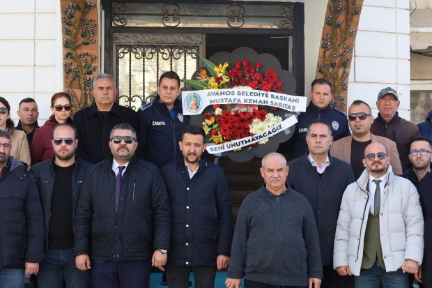 Belediyemiz tarafından değerli sanatçımız Edip Akbayram’ın evinin önüne kadar yürüyüş düzenlenerek karanfil ve çelenk bırakıldı.