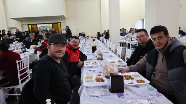 BELEDİYEMİZİN GELENEKSEL İFTAR SOFRASINDA HEMSEHRİLERİMİZ BİR ARADA ORUÇLARINI AÇIYOR