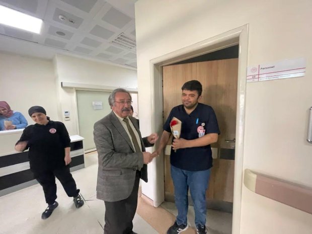 Belediye Başkanımız Sayın Mustafa Kenan Sarıtaş, 14 Mart Tıp Bayramı Dolayısıyla Sağlık Çalışanlarını Ziyaret Etti.