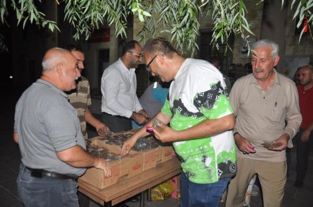 Belediyemiz tarafından Mevlit Kandili dolasıyla vatandaşlarımıza helva ikramında bulunuldu.